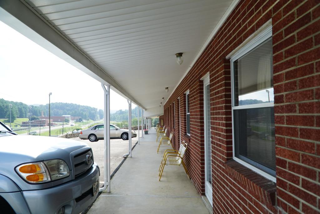 Knob Hill Motor Lodge Hillsville Exterior photo