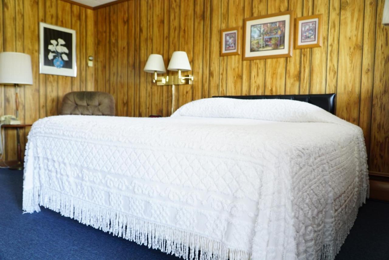 Knob Hill Motor Lodge Hillsville Room photo